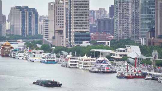 上海黄浦江畔船只停泊景观