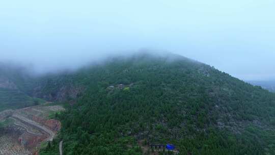 航拍陶庄镇云雾缭绕千山头车祖苑