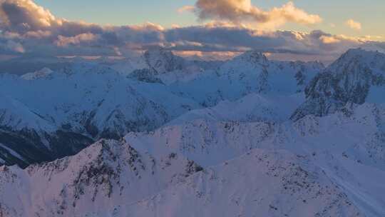 航拍雪山日照金山