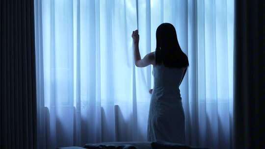 女人孤独伤感背影