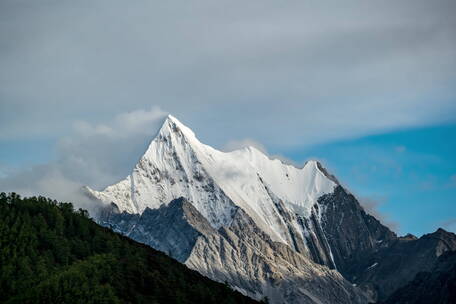 20221012稻城亚丁 雪山 夏诺多吉 中景  延时6k 云雾