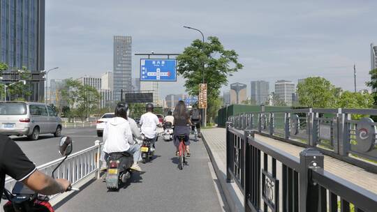 清晨忙碌的城市街头