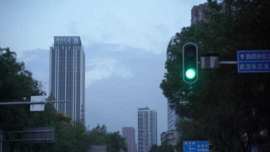 汽车城市道路行驶车窗外风景城市建筑风光