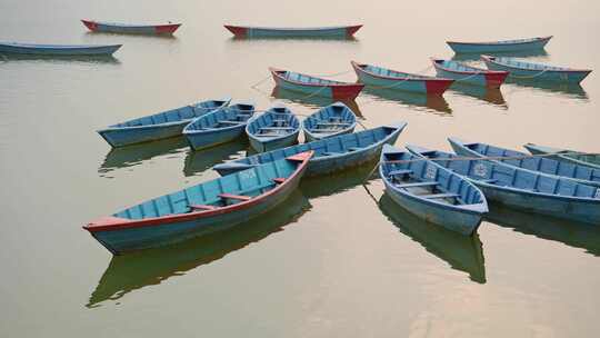 尼泊尔博卡拉费瓦湖日落时，色彩缤纷的旅游