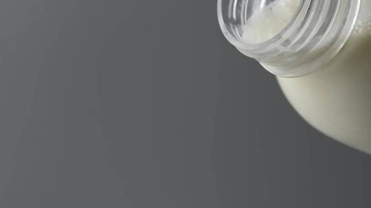 慢镜头拍摄倾倒中的牛奶