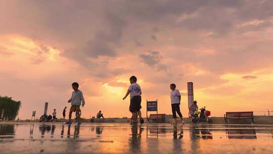 夏季雨后晚霞小孩玩耍诗意剪影