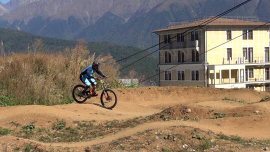 在山峰森林郊外骑自行车移动视频镜头特写