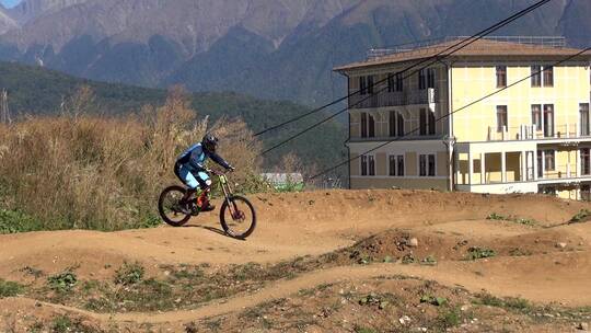 在山峰森林郊外骑自行车移动视频镜头特写视频素材模板下载