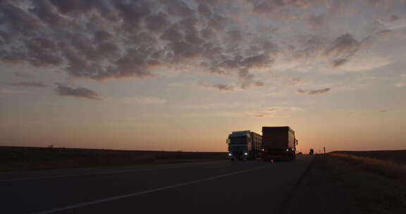日落时高速公路上的交通