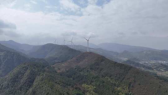 山上的风力发电大风车