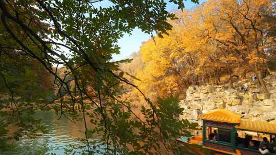 北京颐和园秋季秋天的昆明湖游船视频素材模板下载