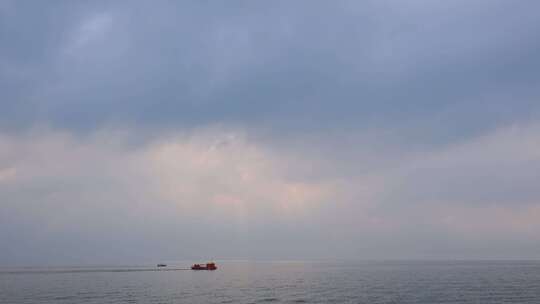 海南三亚海岛早晨海上日出丁达尔风光