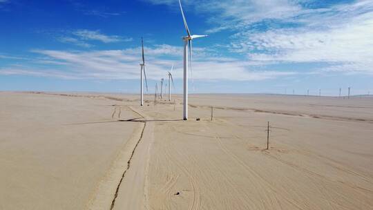 青海戈壁上的电力发电大风车