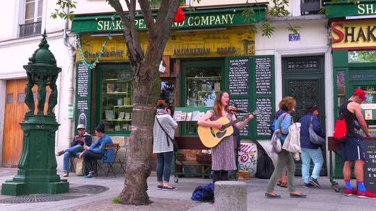 女孩在巴黎咖啡馆外唱歌