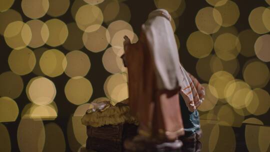 玛丽约瑟夫和婴儿耶稣的雕塑特写视频素材模板下载