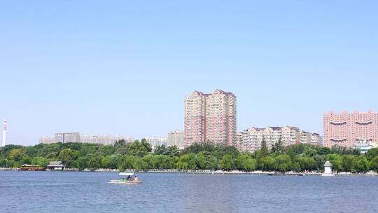 山东济南大明湖公园景区湖面景色与游船游客