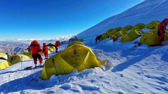 攀登新疆慕士塔格峰雪山登山者的C1营地