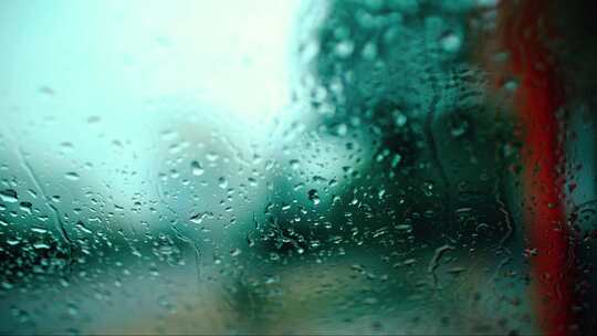 阴雨连绵潮湿梅雨季节车窗上的雨滴