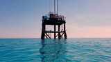 公海海上石油平台或天然气钻机进场的海平面透视高清在线视频素材下载