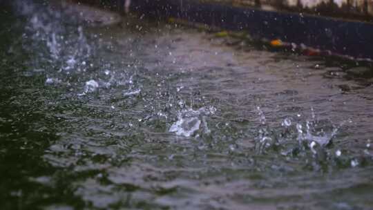 屋檐雨滴落在水面上溅起水花视频素材模板下载