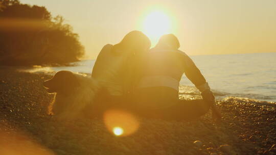 夫妇在海岸看日落