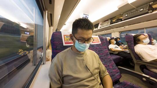 新冠病毒疫情中年男性乘客在高铁上延时