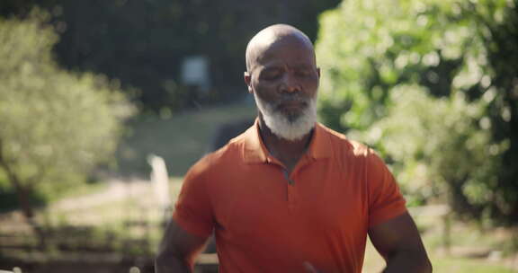 非洲男人，退休后带着手表健身和跑步