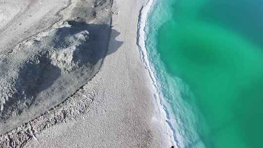 青海海西大柴旦翡翠湖碧水沙地航拍视频