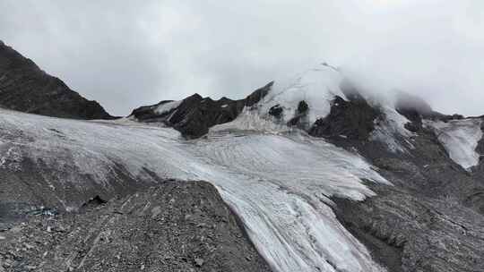 航拍云雾中的四川横断山脉乌库楚雪山风光