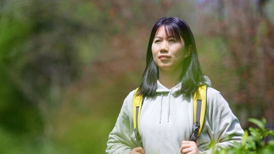 年轻青春阳光活力女孩春天踏青站在小溪休息