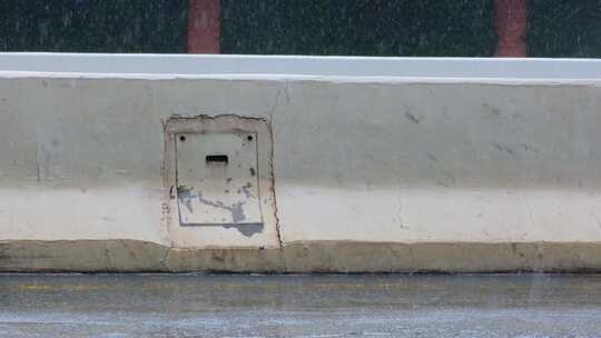 城市马路道路下雨天雨水雨滴街景街道街头风