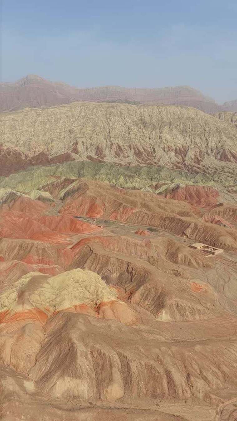 新疆西克尔戈壁公路与彩色山峦