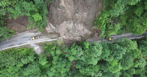 雨季泥水流塌方路段工程车抢修