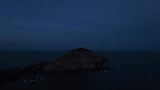 夜晚大海灯塔海上指明灯海岛指引灯海洋灯塔