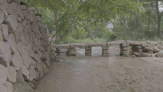 大山里小溪旁的石桥LOG视频素材模板下载