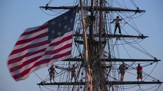 美国水手站在快艇桅杆上视频素材模板下载