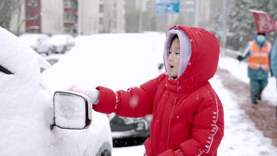冬天清理汽车上积雪的中国女孩形象