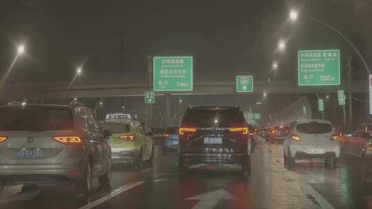 上海网约车雨天行驶高峰期堵车 未调色版本视频素材模板下载