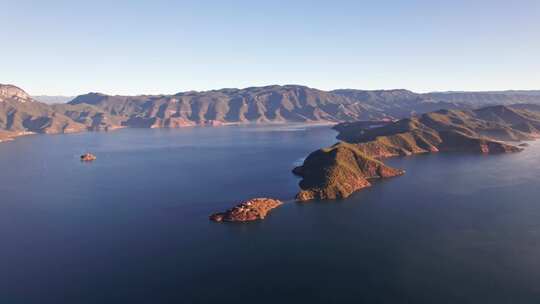 云南泸沽湖中的岛屿格姆女神山日出清晨航拍