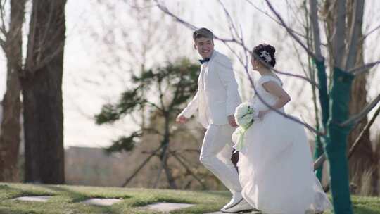 新郎新娘奔跑新婚幸福新婚夫妇视频素材模板下载