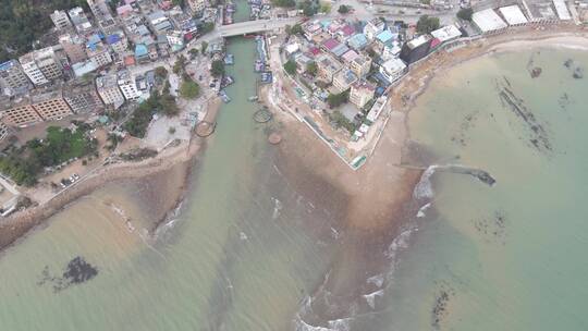 航拍大海海浪礁石沙滩海边度假村岛屿