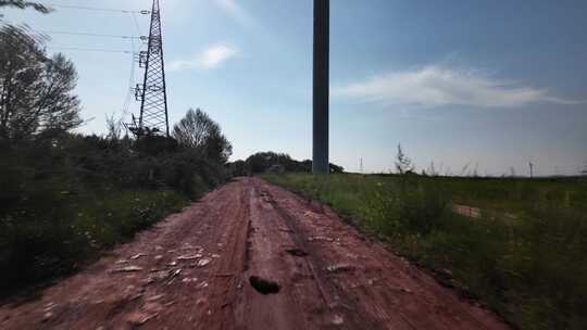 开车行驶在乡间道路