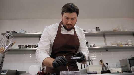 糕点师在专业糕点店制作手工巧克力的特写镜视频素材模板下载