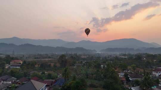 老挝万荣早晨升空的热气球运动