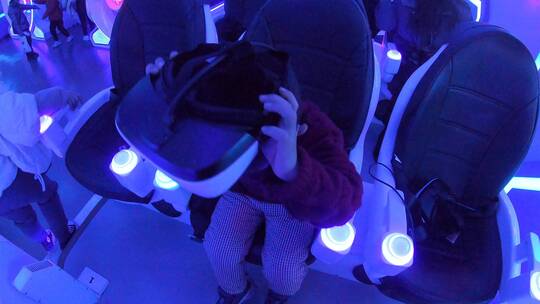 戴上VR头盔体验虚拟现实技术带来的游戏感受