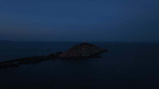 夜晚大海灯塔海上指明灯海岛指引灯海洋灯塔视频素材模板下载