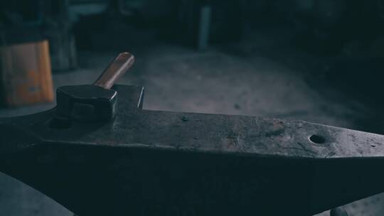 铁匠工作桌上放置的锤子