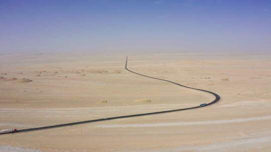 沙漠公路航拍全景