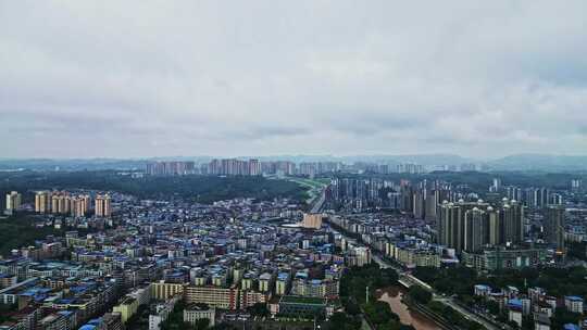 6月大山雨季穿云航拍小县城风光