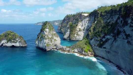 沿着海岸飞越海洋的悬崖和岩石